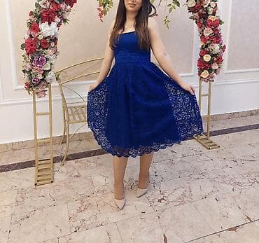 Mavi rəngli, krujeva detallı zərif qadın paltarı. - Model: midi