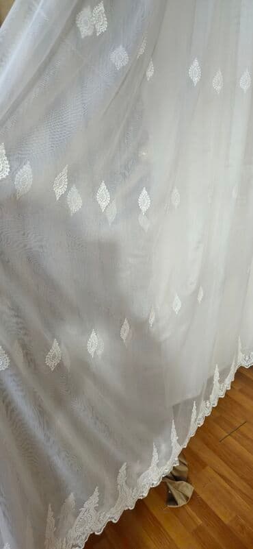 maqnit perde: Ağ rəngdə, zərif naxışlı tül pərdə. Otağa yüngüllük və incəlik qatır — 1