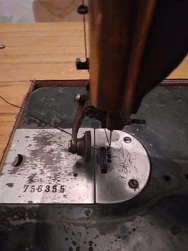 Klassik mexaniki tikiş maşını – sənaye tipli, masaya quraşdırılmış