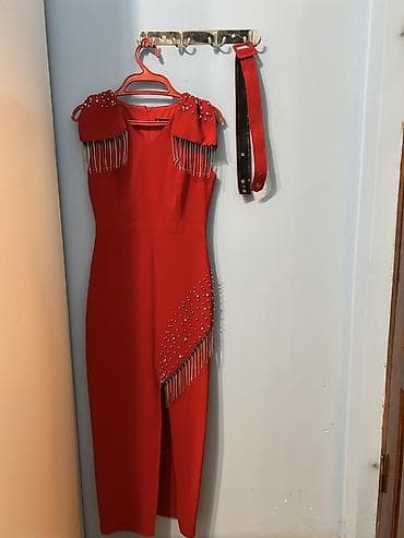 Qırmızı rəngli zərif kokteyl/axşam paltarı. - Dizayn: Bədənə oturan