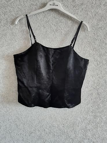 stringer alt geyimi: Qara rəng, nazik qulplu yay koftası. Materialı - atlasdı. Arxa — 1