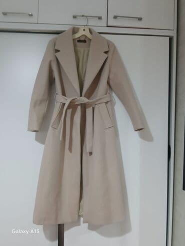 Bej rəngli qadın palto - Kəmərli model: beldən bağlanan, figuranı