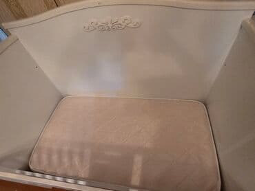 продам детскую кроватку: Ağ rəngli uşaq beşiyi, uşaqlar üçün rahat və təhlükəsiz yataq təmin — 4