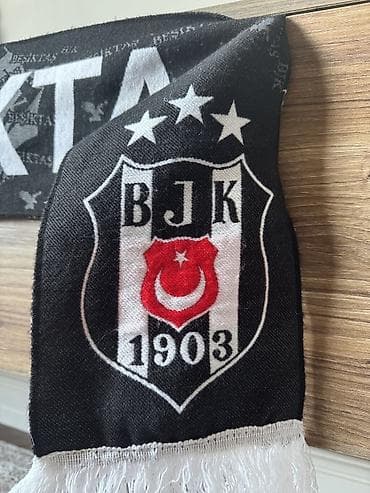 Beşiktaş BJK şərfi - Rənglər: qara-ağ - Dizayn: Ortada böyük