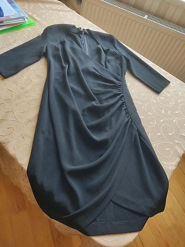 elbiseler: Qara rəngli qadın geyimi – dizə qədər, qolları 3/4 uzunluqda. Ön — 2