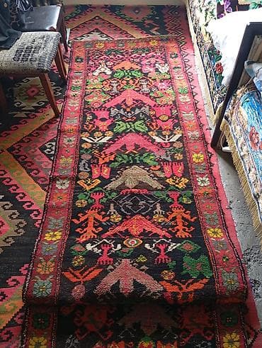 antika: Xalça cığırı (rəngarəng milli naxışlı. Xalçaların uzunluğu 5 m — 1