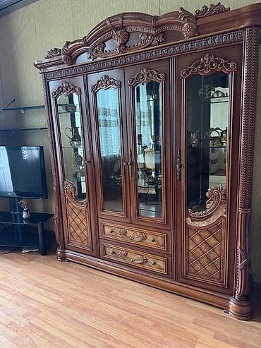 kreditle stol stul: Klassik üslubda vitrin-bufet - Material: təbii ağac (qoz rəngli) — 1