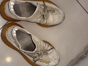 Adidas Yeezy Unisex idman ayaqqabısı – açıq bej/boz tonlarda, yan