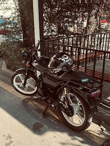 Moped/motorsiklet – şəhər içi və qısa məsafələr üçün praktik model. -