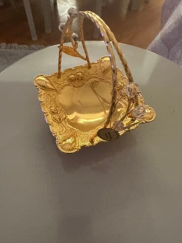 konfetlər: 2 eded konfet qabi 40 m, varenya qabi 35 m xrustaldi — 2