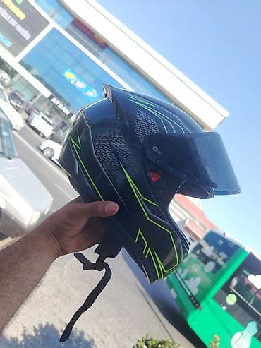 moto tvs: Motosiklet dəbilqəsi – tam üzlü model - Rəng və dizayn: Qara əsas fon — 2
