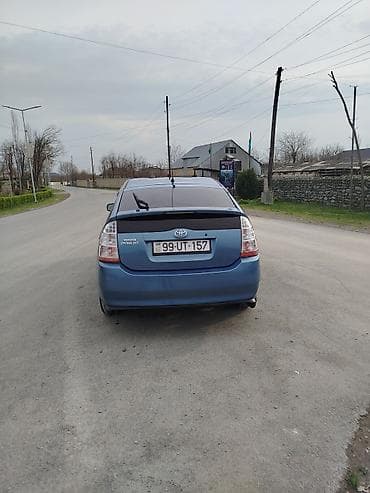 ilkin odənişsiz avtomobil: Toyota Prius, mavi rəng, 5 qapılı hatchback, hibrid. - Yüngül lehimli — 4
