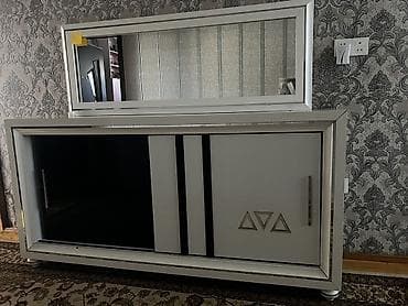 Ağ rəngdə salon mebel dəsti - 1 ədəd vitrin: ön qapısı şüşəli — 3