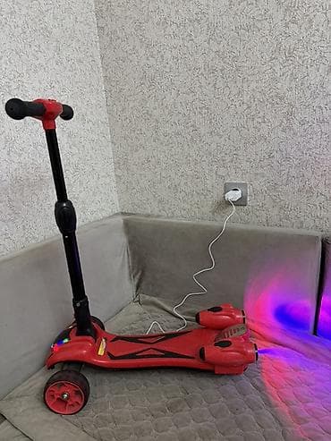 Uşaq skuterı – elektrikli efektli, 3 təkərli, qırmızı rəng