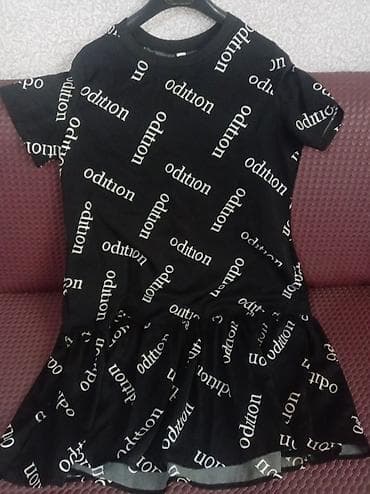 Digər qadın geyimləri: Qara rəngli, qısaqoll, rahat kəsimli qadın paltarı. Bel xəttindən — 1