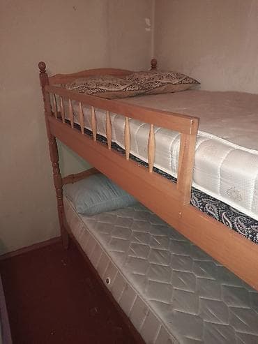 iki mərtəbəli uşaq çarpayısı: Oğlan və qız üçün, İşlənmiş, Çarpayı, Matras ilə, Siyirməsiz, Taxta — 2