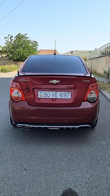 yan guzgu s: Chevrolet Aveo sedan – qırmızı rəng, 4 qapı. Texniki və komfort — 4