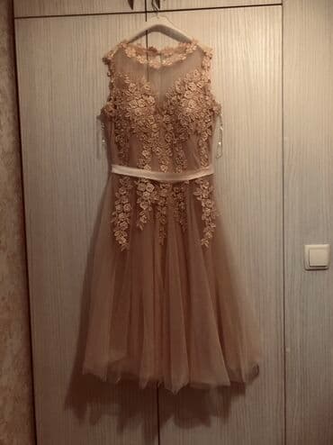 çiçəkli ətəklər: Zərif kokteyl/gecə geyimi – açıq şaftalı/bej rəngində. - Model — 2