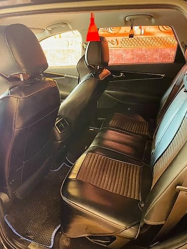 traktor traktor traktor: Kia Sorento – qara rəngdə, zərif və praktik SUV. Əsas xüsusiyyətlər — 5