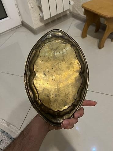 paltar xoncalari: Misin xonça/nişan qabı – əl işidir, misdən hazırlanıb, üzəri naxışlı — 2