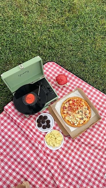 Daşına bilən vinil pleyer – retro üslubda, çamadan tipli korpus