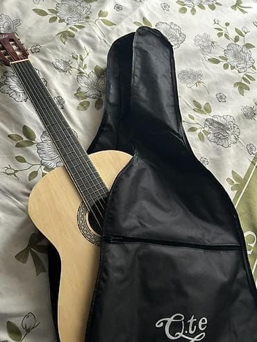 Гитары: Açıq ağac rəngində klassik dizaynlı akustik gitara. Alət altı simlidir — 1