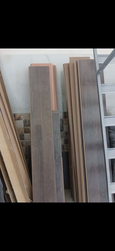 Laminant 14 kvadratdı 1 kvadratı 8m. evdə yaşayış olmuyub təzədir