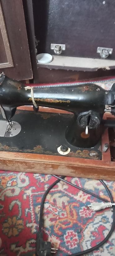 akustik gitara simi: Qədimi tikiş masini - Korpus: çuqun gövdə, qara lak örtük və qızılı — 2