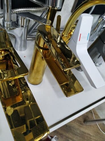 Qızılı rəngli vannaya/qab‑yuyan kranı - Dizayn: Modern, kvadrat