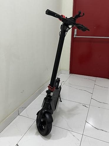 elektrik samavar: Elektrik skuter – qara rəng, yığcam və şəhər içi üçün praktik — 2
