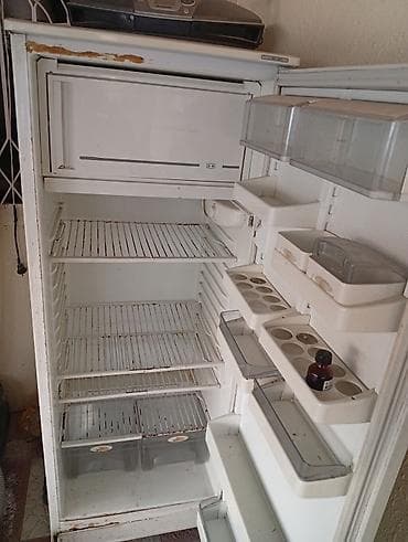 Birqapılı soyuducu - Ağ rəng, yuxarıda ayrıca dondurucu bölməsi olan