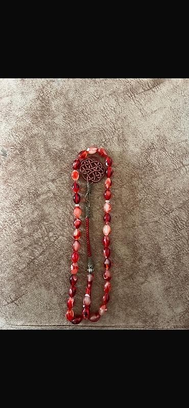 Qırmızı tonlarda təsbeh - Material: cilalanmış daş/şüşə tipli