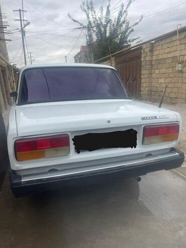 lider disk 07: LADA 2107, ağ rəng. Klassik kuzov, arxa ötürücülü sedan. Avtomobilin — 3