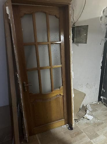 ikinci el qapı: İşlənmiş taxta qapı satılır. Şüşəli modeldir, şüşələri bütövdür. Qapı — 1