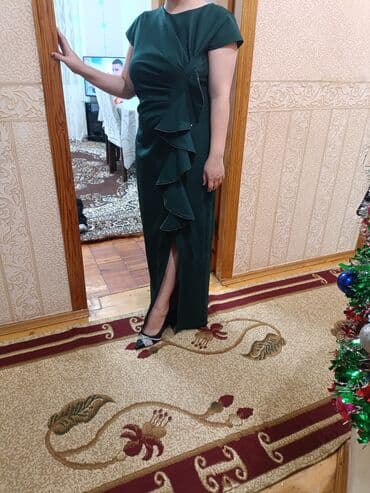 Tünd yaşıl rəngdə zərif ziyafət donu. Yan hissədə dekorativ kaskad lalafo.az -da Tünd yaşıl rəngdə zərif ziyafət donu. Yan hissədə dekorativ kaskad