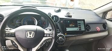 Honda Insight – ağ rəng, hibrid hetçbek. Xüsusiyyətlər: - Yanacaq — 8