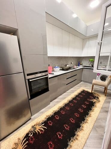 memar ecemi kiraye: 4 otag - Zal: Geniş və işıqlı otaq, kristal lüstrlü asma tavan — 5