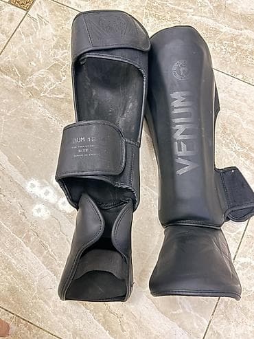Venum markalı tibia və ayaqüstü qoruyucu (shin guard) dəsti. - Model