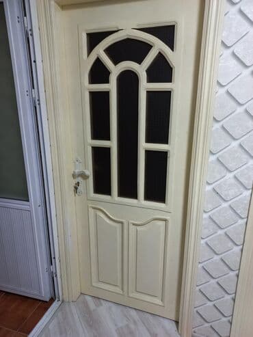 ev qaplsl: Ağ rəngdə, şüşəli daxili otaq qapısı. Qapının yuxarı hissəsində — 2