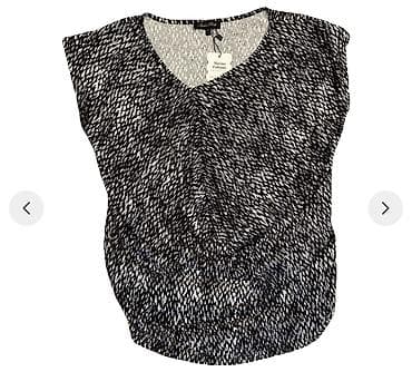 Qadın bluzu – qara-ağ naxışlı, V-yaxalı, qısa qollu (cap sleeve) — 1