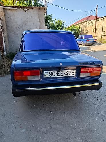 vaz 2107 kardan: Lada 2107, mavi rəngli sedan. Xüsusiyyətlər: - Kuzov: 4 qapılı sedan — 3