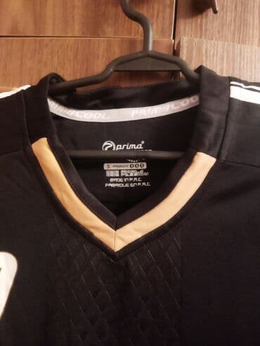 футбольная форма новая: Futbol oyunu dəsti.Yenidir etiketi üstündə.Yaxası üçbucaq formasında — 3