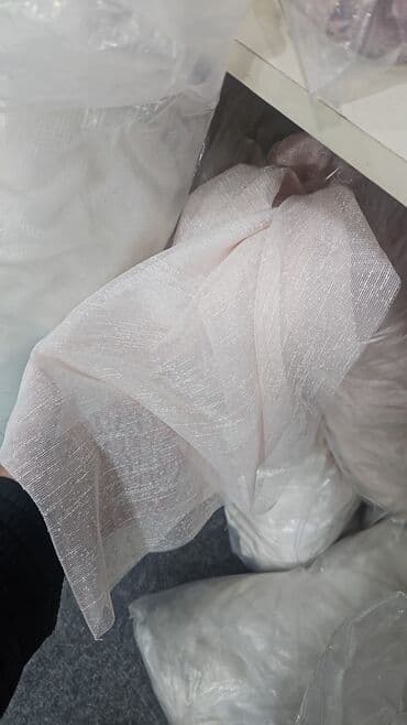 sadə pərdələr: Ağ, şəffaf tül pərdə, otağa zəriflik və işıq qatır. Yüngül toxuması — 11