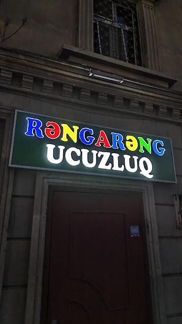 ayaqlı lovhə: “Rəngarəng Ucuzluq” adlı mağaza üçün hazır işıqlı reklam tablosu — 1
