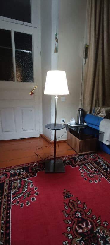 Dayaqlı döşəmə lampası – üst hissədə klassik ağ abajur, metal gövdə və