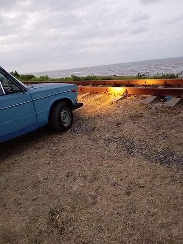 VAZ 2106, açıq mavi rəng, sedan kuzov. Əsas xüsusiyyətlər: - Arxa