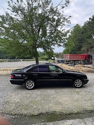 toy dekor: Mercedes-Benz E320 (W210) sedan Xarici görünüş: - Qara rəng, klassik — 3