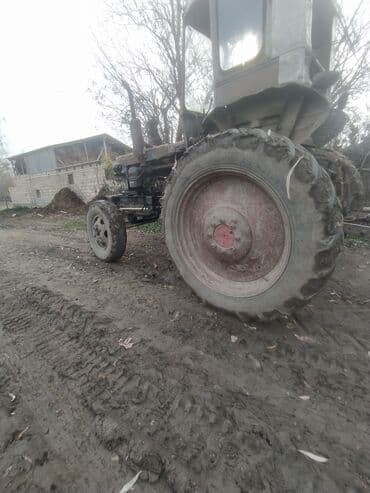 Sovet istehsalı təkərli traktor - Korpus: metal kabinli, ön iki