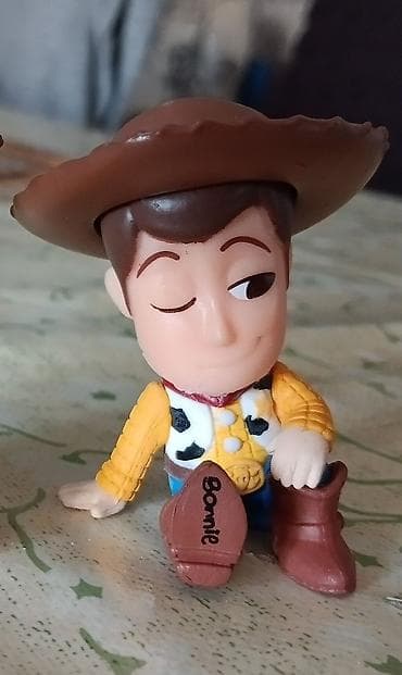 usaq at: Xaricden Gelib Metrolara Catdirilma var 28 elmler suvenir figurdur — 1