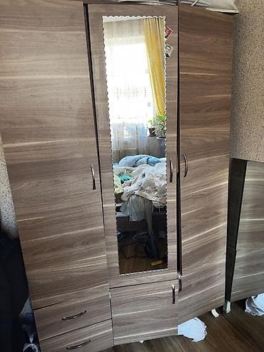 asma guzgu: Geniş tutumlu 3 qapılı paltar dolabı - Material: oduncaq teksturalı — 1